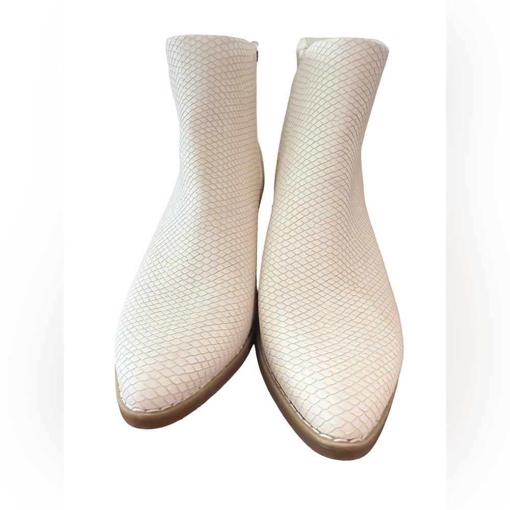 Universal Thread Ivory Leather Ankle Height  Boots Size 10 Snakeskin Pattern